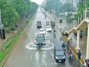 暴雨引发城市混乱