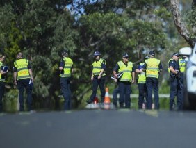 澳大利亚一辆汽车撞穿学校围栏，造成5名儿童受伤