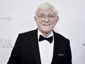 菲尔·多纳休(Phil Donahue)去世，他的日间脱口秀开创了一种不可磨灭的电视类型。