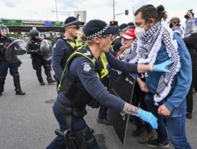 反战抗议者在澳大利亚武器大会外与警察发生冲突