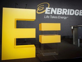 Enbridge在公用事业收购方面取得进展，并提高了盈利预期