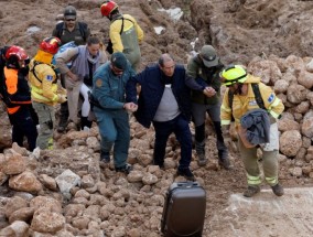 西班牙洪水死亡人数超过200人，救援队伍正在寻找失踪人员